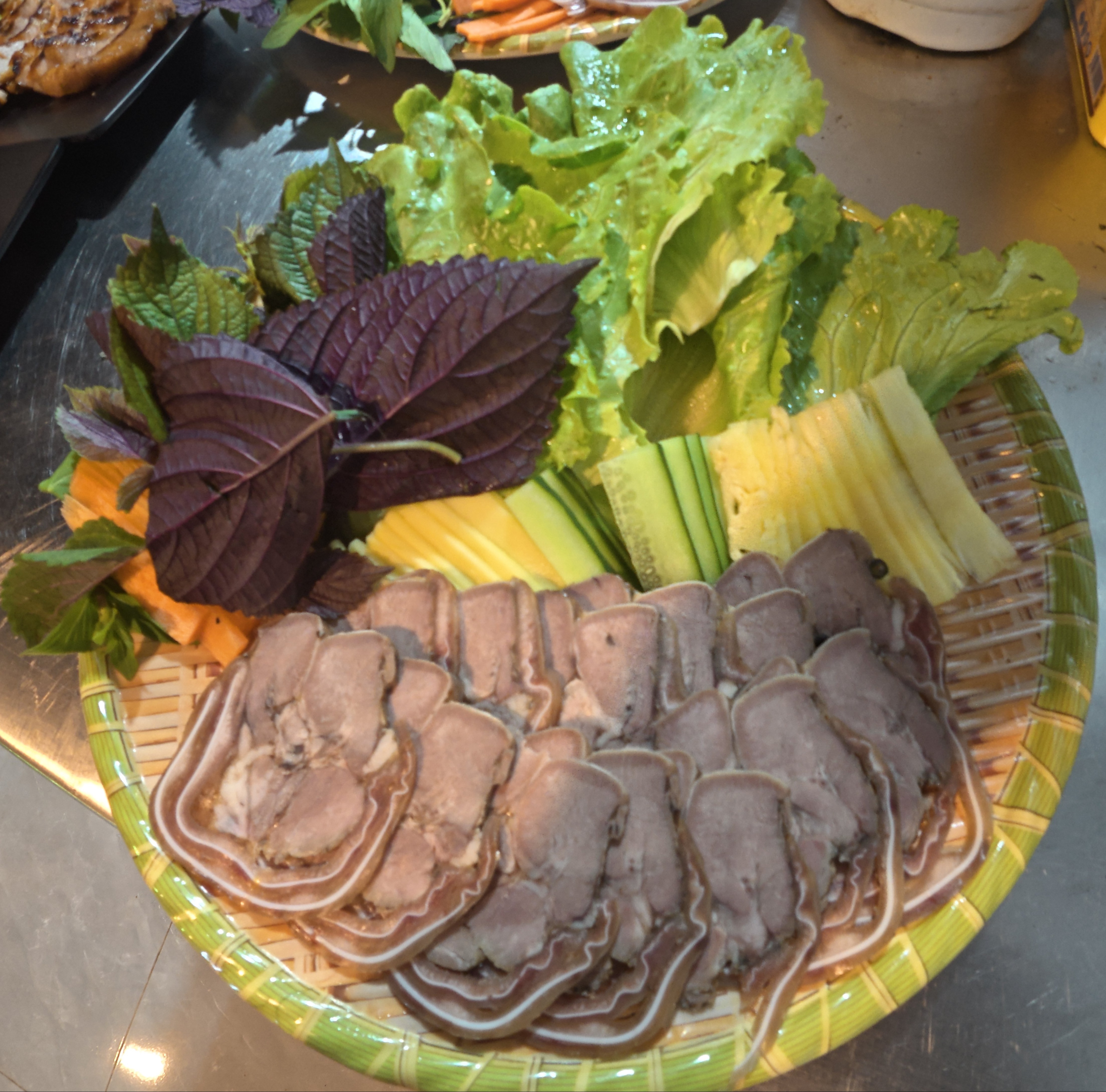 Tai Heo Cuộn Lưỡi