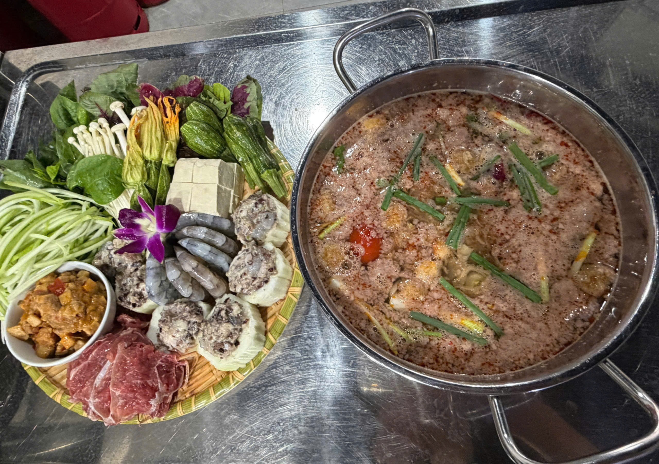 Lẩu Tôm Bầu